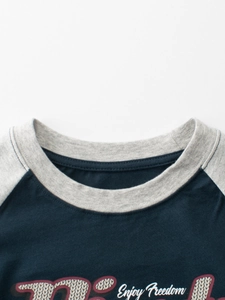 T-shirt enfant à col rond bleu marine avec col gris et imprimé graphique rétro