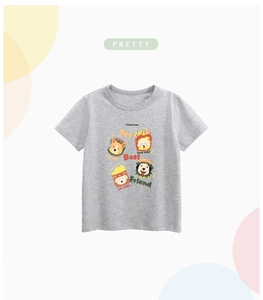 Detail eines grauen Kinder-T-Shirts mit Zeichentrickhunden als Fast-Food-Motiv