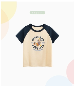 Détail du t-shirt à manches raglan pour enfants avec imprimé cartoon vintage et texte Brave Man