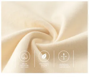 Gros plan sur un tricot en coton crème doux montrant une texture respirante de qualité