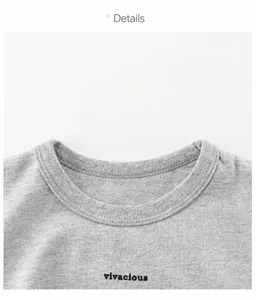 Detailaufnahme von grauem Baumwoll-T-Shirt-Kragen mit gesticktem vivacious Schriftzug