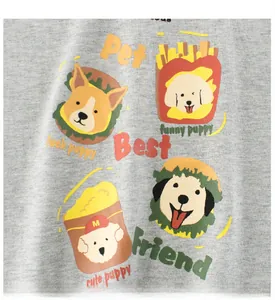 Detail von Hunde- und Fast-Food-Cartoon-Prints auf grauem Baumwoll-T-Shirt-Stoff