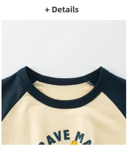 Détail du col rond et des manches raglan sur le t-shirt pour enfants avec motif ours