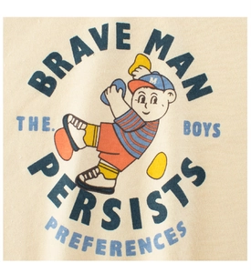 Détail macro de l'imprimé dessin animé vintage sur un t-shirt enfant en coton beige