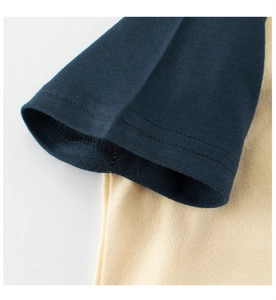 Détail du t-shirt à manches raglan en coton avec coutures soignées et contraste bleu marine