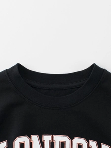 Schwarzes Kinder Baumwoll-T-Shirt mit weißem London-Schriftzug im Streetwear-Stil