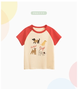 Detail eines Mädchen-Baumwoll-T-Shirts mit roten Raglanärmeln und süßem Hundemotiv