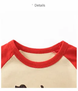 Detailansicht des Mädchen-Baumwoll-Raglan-T-Shirts mit rotem Ausschnitt und Welpendruck