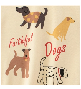 Nahaufnahme von Baumwollstoff mit treuen Hunden Cartoon-Druck auf beige Kinder-T-Shirt