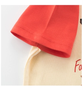 Detail der roten Raglanärmel am weißen Baumwoll-T-Shirt mit feiner Doppelnahtverarbeitung