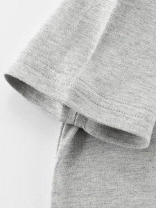 Ärmeldetail eines melierten grauen Kinder-T-Shirts mit sauberer Doppelnaht-Verarbeitung