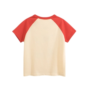 Rückansicht von Kinder-T-Shirt mit roten Raglanärmeln und cremefarbenem Korpus flach liegend