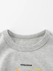 Graues Kinder-T-Shirt aus Baumwolle mit vivacious-Aufdruck und hochwertigem Rundhalsausschnitt