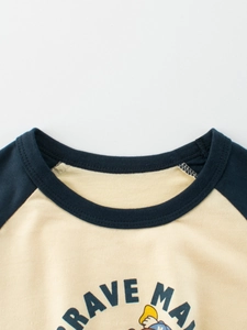 T-shirt à manches raglan pour enfants en beige et bleu marine avec imprimé BRAVE MA
