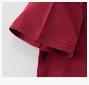 Dettaglio del polsino a doppia cucitura su maglietta bordeaux per bambini in maglia