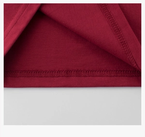 Dettaglio dell'orlo della t-shirt in maglia rossa con cuciture doppie di alta qualità