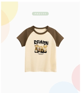 Détail d'un t-shirt enfant à manches raglan avec imprimé ours cartoon et texte reunion