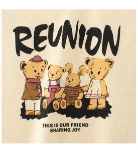 Gros plan sur l'imprimé ours et lapin vintage du t-shirt beige en coton pour enfants