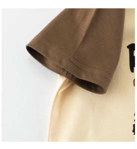 Détail de la couture contrastée et texture coton sur le t-shirt pour enfant