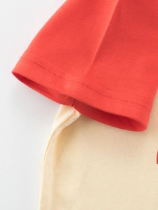 Detailaufnahme eines Mädchen-T-Shirts aus Baumwolle mit rot-beigem Color-Block-Design