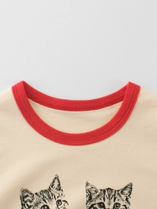 Girls' beige cotton t-shirt with red collar and detailed realistic twin cat graphic