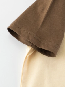 T-shirt en coton pour enfant avec manche marron et corps beige et couture précise