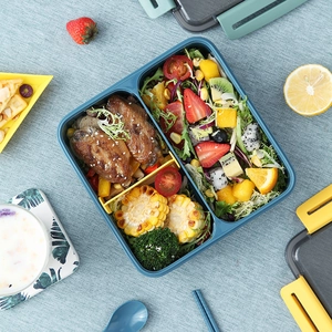 Three-compartment bento box in navy blue and yellow for student meals and microwave use