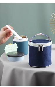 Detail view of the insulated navy blue oxford fabric soup cup bag with dual zippers
