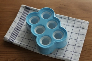 Primer plano del molde de silicona azul claro de 7 cavidades sobre servilleta a cuadros