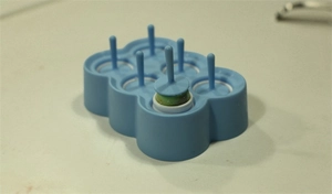 Detalle del molde de silicona azul de 6 cavidades con asas para helados caseros DIY
