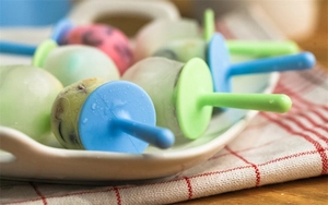 Detalle de mangos coloridos para mini moldes de helado con polos de frutas caseros