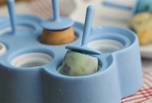 Detalle del molde de silicona azul para 6 polos con helados de fruta hechos a mano