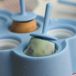 Molde de silicona azul claro para 6 polos con paletas de frutas y mangos de plástico