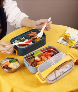 Détail de la boîte bento double couche en acier inoxydable avec compartiments et couverts