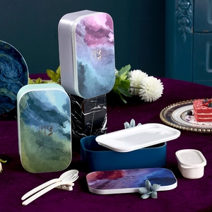Set porta pranzo stile pittura a olio con posate e motivi impressionisti sul coperchio