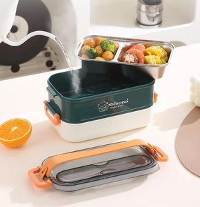 Détail de la boîte à déjeuner en acier 304 montrant le remplissage d'eau pour chauffer