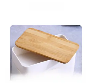 Detailed view of natural bamboo lid with secure sealing silicone ring on white lunch box