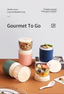Vue détaillée du gobelet isolé avec doublure en inox et design rose transportable