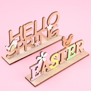 Détail des enseignes en bois Hello Spring et Easter avec des accents colorés peints
