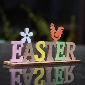 Décoration de table de Pâques en bois coloré avec une fleur blanche et un petit coq