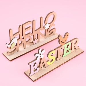 Décorations de Pâques en bois avec signes Hello Spring et Easter sur fond rose