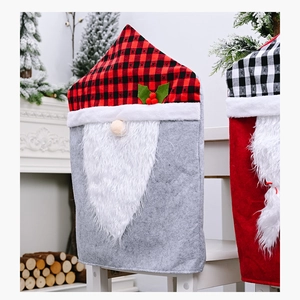 Dettaglio coprisedia gnomo di Natale con cappello a quadri e barba bianca su una sedia