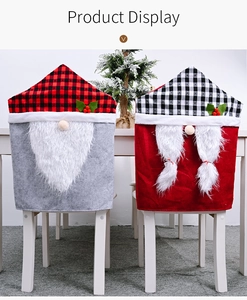 Dettaglio dei coprisedia natalizi con gnomi e cappelli a quadri per decorazioni festive