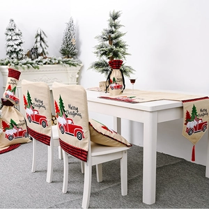 Festliche Weihnachtsdekoration mit Tischläufer und Stuhlbezügen mit rotem LKW-Motiv