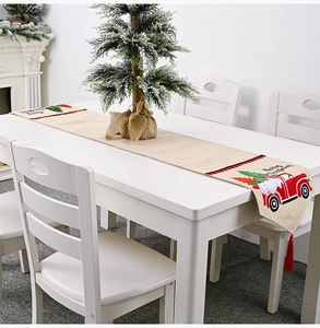 Detailansicht Weihnachtstischläufer aus Jute mit rotem LKW und Zwergenmotiv