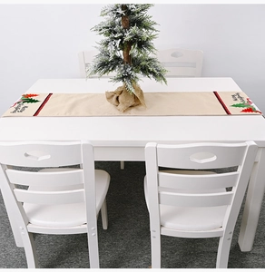 Detailansicht eines Weihnachts Tischläufers mit Waldauto Druck auf einem Esstisch