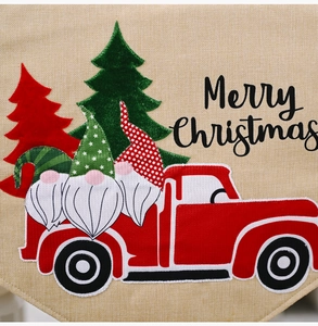 Nahaufnahme eines Weihnachtstischläufers mit rotem Lastwagen, Gnomen und Text