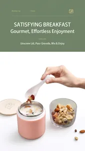 Tasse à petit-déjeuner rose en inox avec cuillère et avoine à l'intérieur