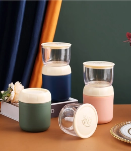 Détail de mugs à déjeuner double couche portables en quatre couleurs avec couvercles