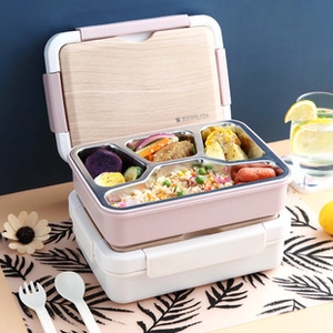 Dettaglio portapranzo con scomparti in acciaio inox e coperchio effetto legno